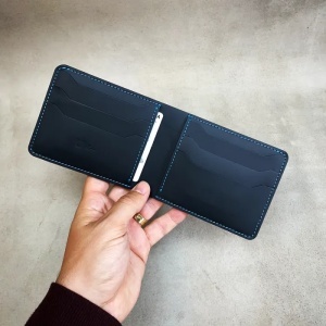 Portofel piele artizanal Sommer BLU negru cu cusături albastru electric pentru bărbați.