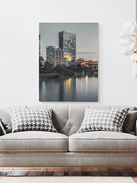 Tablou Canvas Skyline Urban Nocturn cu Reflecții