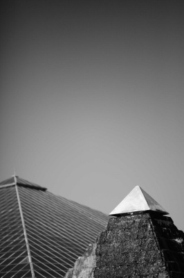 Tablou Canvas alb-negru piramide vechi si noi - Img 1