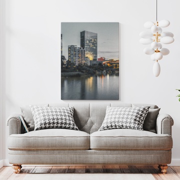 Tablou Canvas Skyline Urban Nocturn cu Reflecții - Img 1