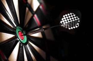 Darts pe fundal negru - tablouri sport - Img 2