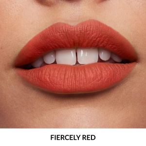 Ruj ultra mat Fiercely Red – nuanță roșu intens pentru buze catifelate 3,6 g