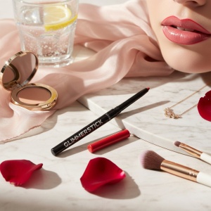 Creion de buze Glimmerstick Ruby Shock – nuanță roșu intens pentru contur precis 0,35 g