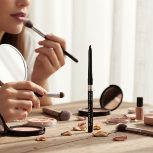 Contur de buze Glimmerstick Deep Plum – definire precisă și rezistență îndelungată 💄✨