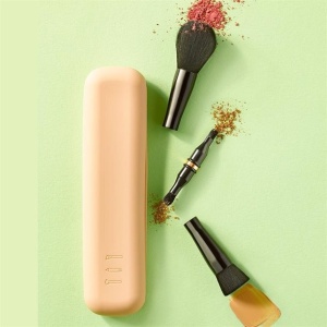 Pensulă machiaj 4 în 1 pentru călătorie – set compact cu husă silicon pentru machiaj complet