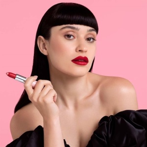 Ruj mat Hydramatic Peony – culoare intensă și hidratare profundă cu acid hialuronic și vitamina E 💄✨