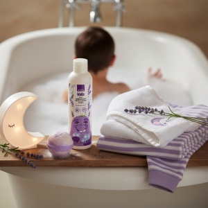 🌿 Gel de duș și spumant cu lavandă – „baia care face copilul să uite de pisică”