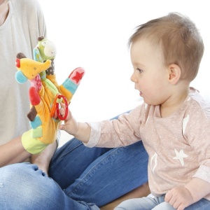 Manusa cu activitati Safari – Jucarie interactiva pentru bebelusi
