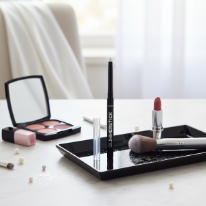 Creion de buze Glimmerstick Clear – contur transparent pentru fixare și prevenirea întinderii rujului 0,35 g