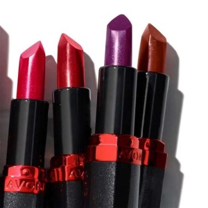 Ruj Ultra Strălucitor 84 Amber Embers – culoare vibrantă, strălucire intensă și hidratare cu uleiuri naturale 💄✨