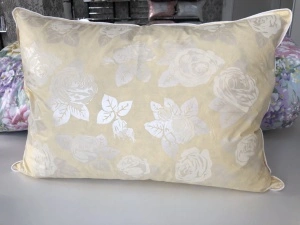 Perna trandafiri galbeni 50x70 ( Puf si pana )