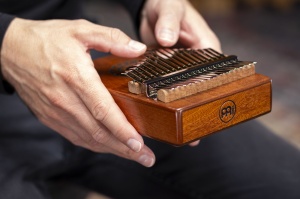 Meinl KA17SU Percussion Kalimba Sun –Lemn Sapele și Design Batik - Img 5