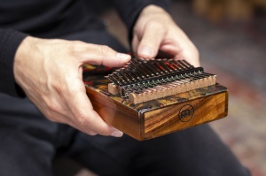 Meinl KA17LV Percussion Kalimba Lava – Armonie și Relaxare în 17 Note - Img 5