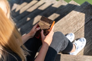 Meinl KA17LV Percussion Kalimba Lava – Armonie și Relaxare în 17 Note - Img 6