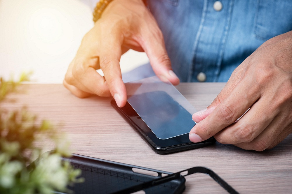 Montare folie telefon - Care sunt tipurile de folie de protectie si cum sa le aplici corect