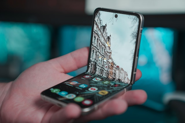 De la Flip la Fold: cum noile telefoane pliabile Samsung redefinesc industria smartphone-urilor