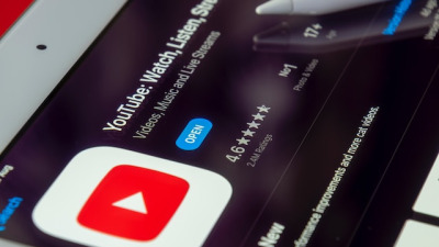 Poate fi utilizat Youtube cu ecranul telefonului închis?