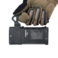 Acebeam X35 sa ručkom u ruci