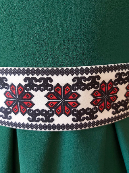 rochie verde cu motive populare