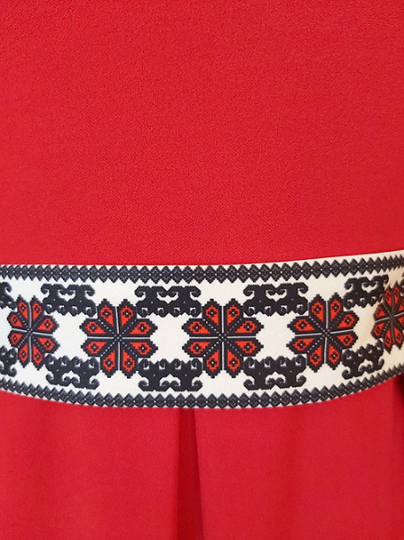 rochie rosie cu motive populare