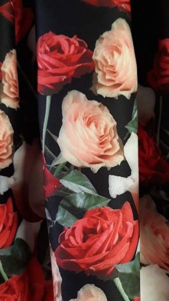 rochie de zi neagra cu imprimeu floral trandafiri si curea rosie