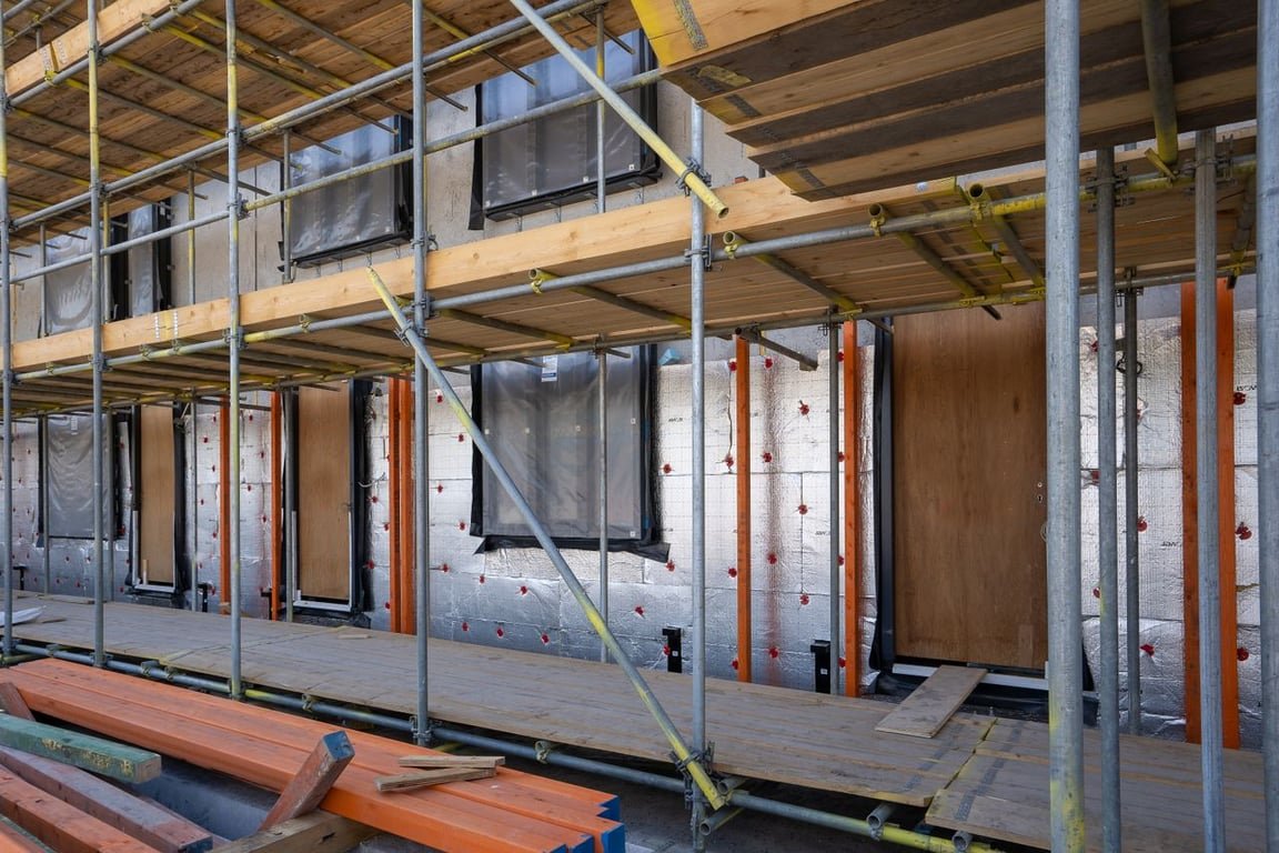 Vată bazaltică pentru interior vs exterior: Diferențe, avantaje și cum alegi izolația potrivită