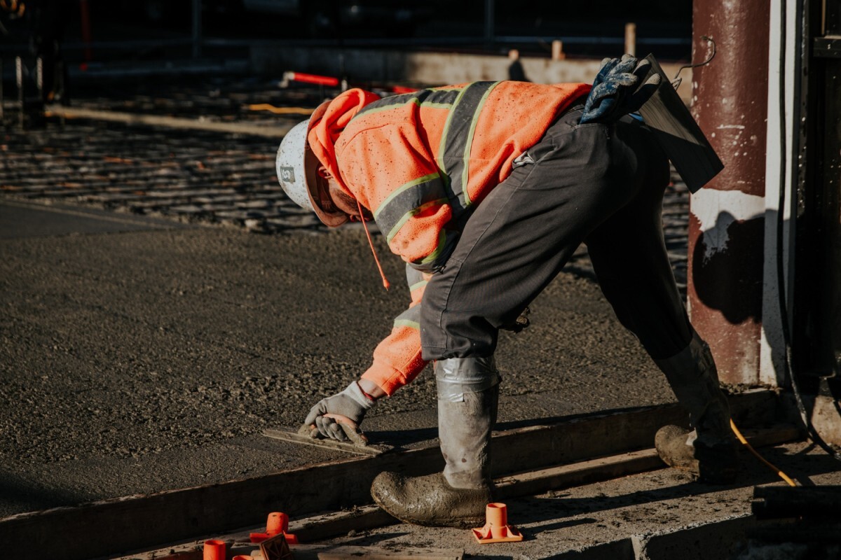 Turnarea betonului iarna: Până la ce temperatură se poate turna beton și cum asiguri o întărire corectă