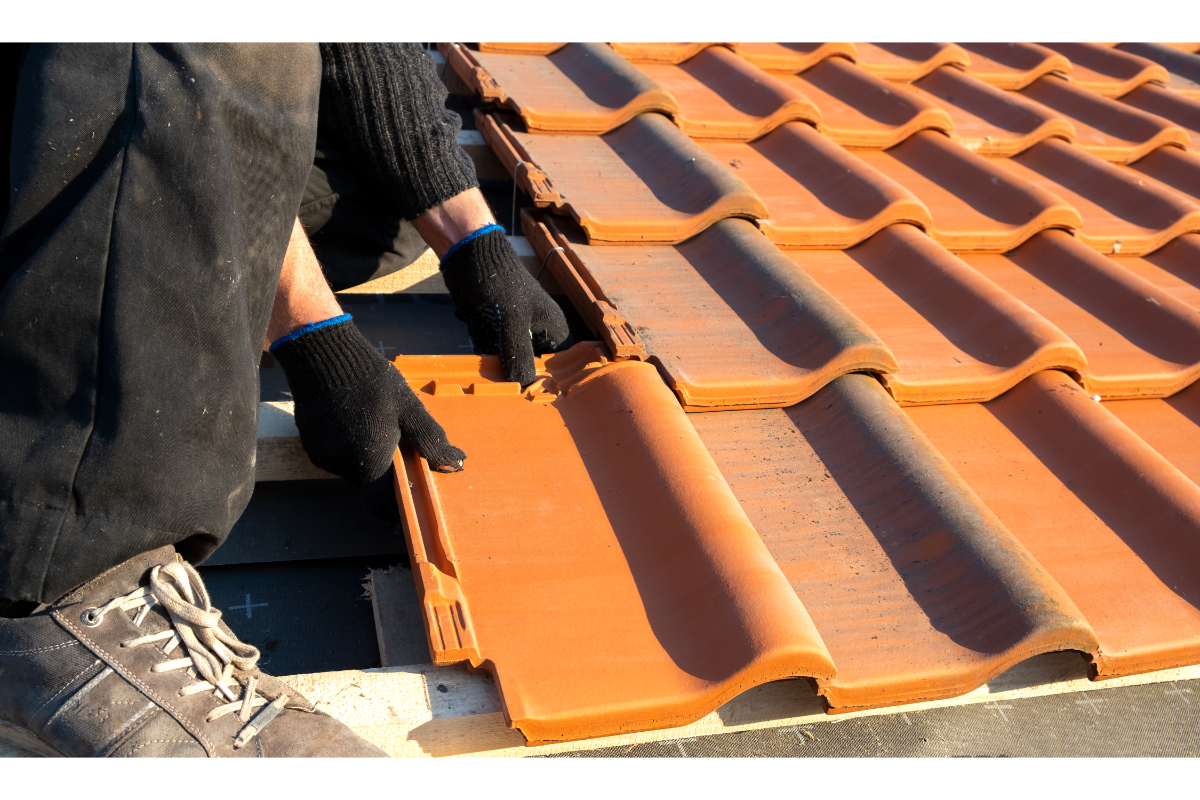 Acoperiș complet din țiglă ceramică: ce accesorii sunt necesare de la streașină la coamă