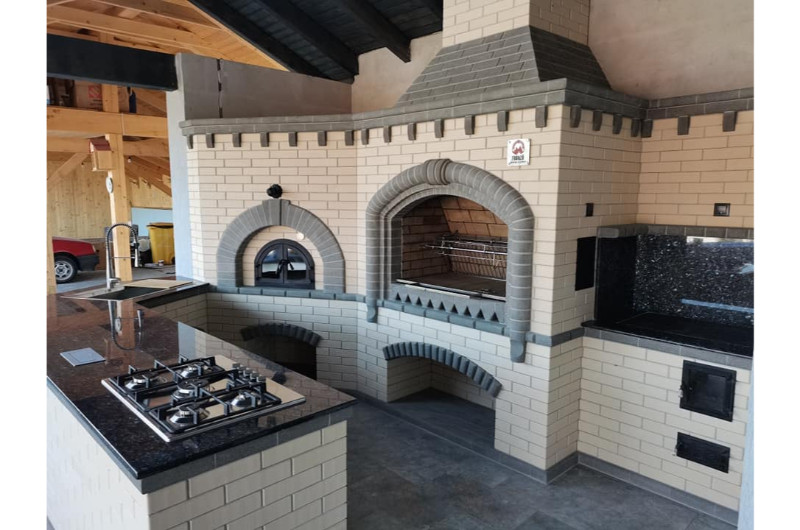 Grătar de exterior – recomandări de construcție și materiale necesare
