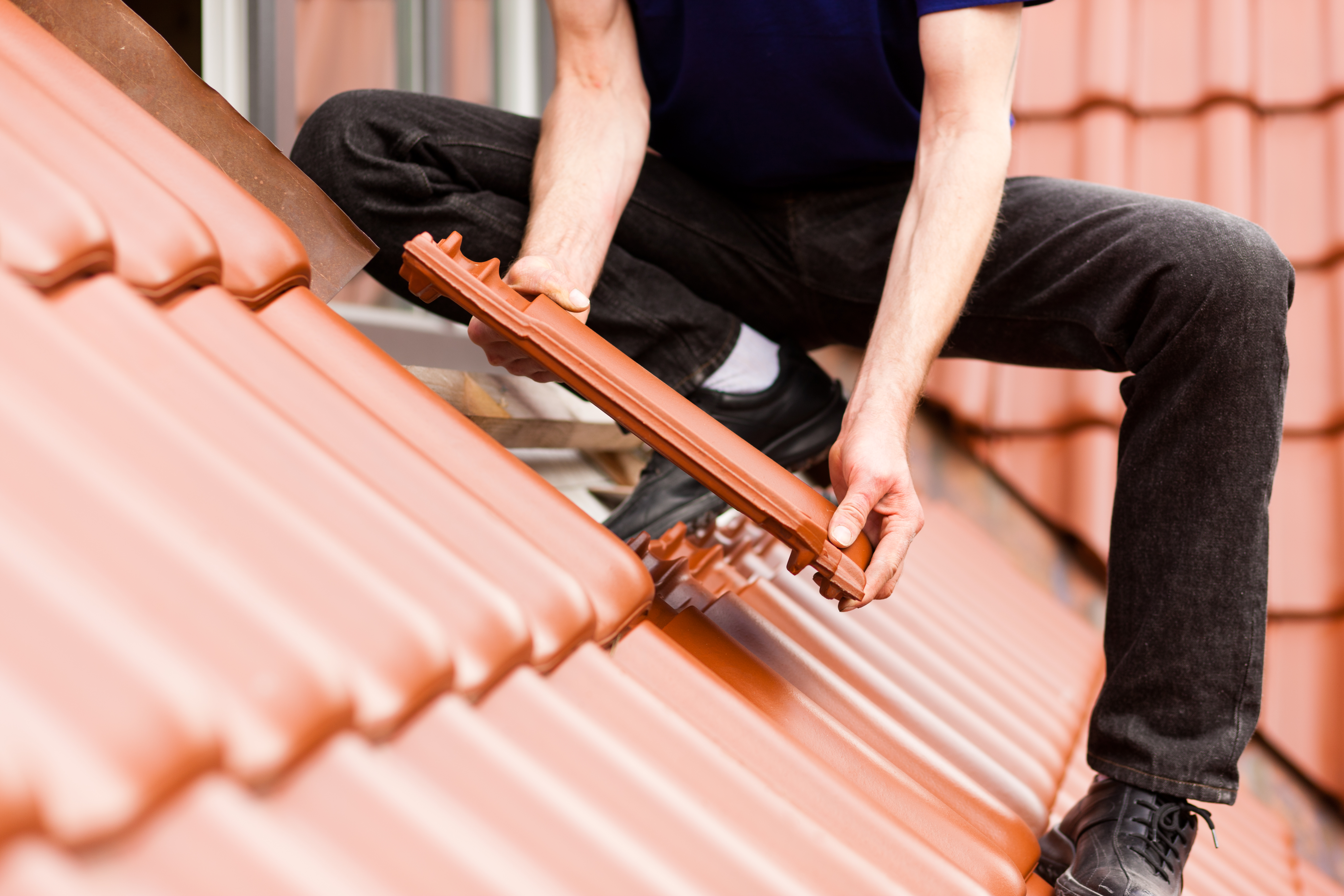Acoperișul din țiglă ceramică: montajul corect pentru etanșare și prevenirea infiltrațiilor