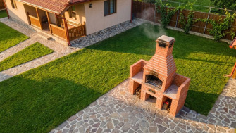 Grătar de curte: Distanța de siguranță față de casă și sfaturi pentru construcția perfectă
