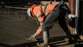 Turnarea betonului iarna: Până la ce temperatură se poate turna beton și cum asiguri o întărire corectă