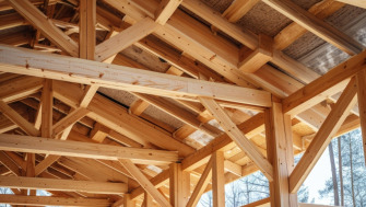 Cum alegi lemnul de construcții pentru grinzi și capriori în structura casei: Ghid complet