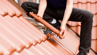Acoperișul din țiglă ceramică: montajul corect pentru etanșare și prevenirea infiltrațiilor