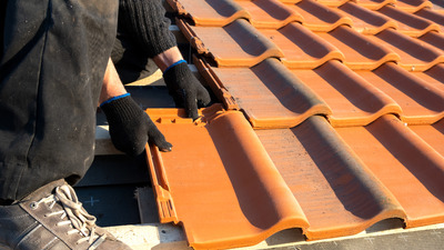 Acoperiș complet din țiglă ceramică: ce accesorii sunt necesare de la streașină la coamă
