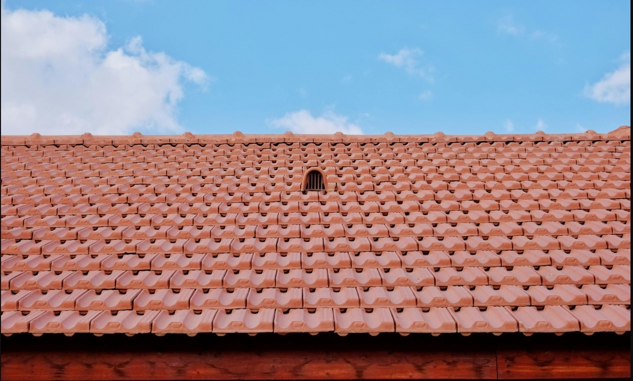 tipuri de acoperis - acoperis de tabla sau tigla ceramica