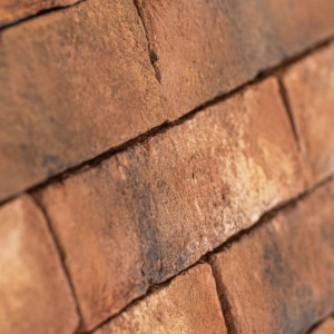 Caramida aparenta rosie cu textura naturala