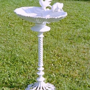 decor gradina fonta cu bol pentru pasari