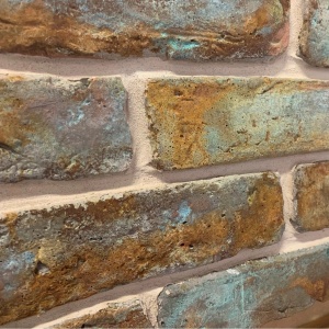 perete interior decorat cu old brick tiles rusted turquoise