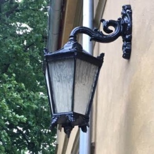 aplica rustica suspendata pentru fatade