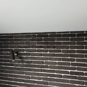 perete decorativ cu caramida neagra