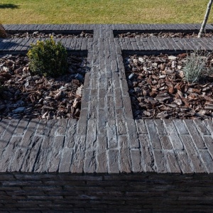 Colt exterior gradina cu caramida aparenta Peelparel