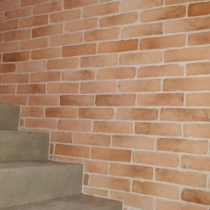 perete cu caramida aparenta natural deschis old brick