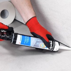 Aplicare silicon Ceresit CS 25 pe cada si perete