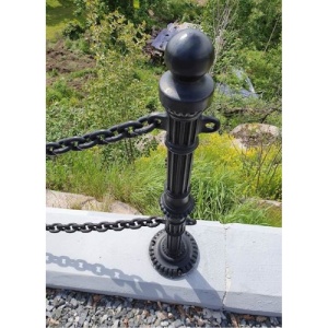 Stalp fonta cu 2 randuri prinderi lant, 1070 mm, baza 23 cm, tip GI