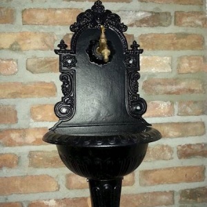 chiuveta fonta gradina perete negru