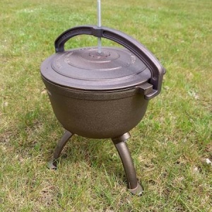 ceaun traditional din fonta pentru foc