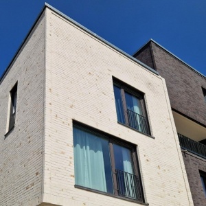 Caramida Aparenta Marseille, alb perlat, NF (240x71x14 mm) fatada