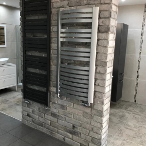 perete cu caramida aparenta gri old brick