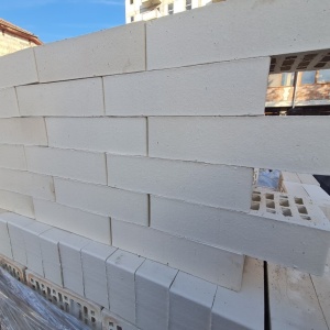 Caramida Alba Opeka profil dreapta